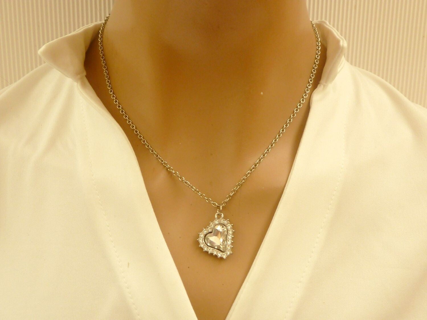 Funkelnde Halskette mit facettiertem Glasjuwel in Herzform und klaren Strass Chatons