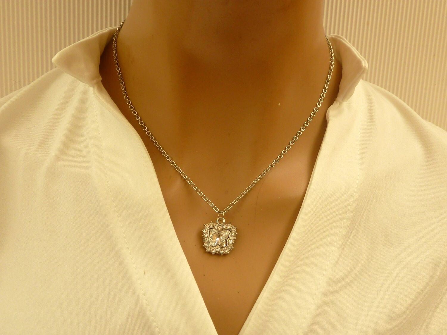 Funkelnde Halskette mit facettiertem Glasjuwel in Schmetterlingform und klaren Strass Chatons