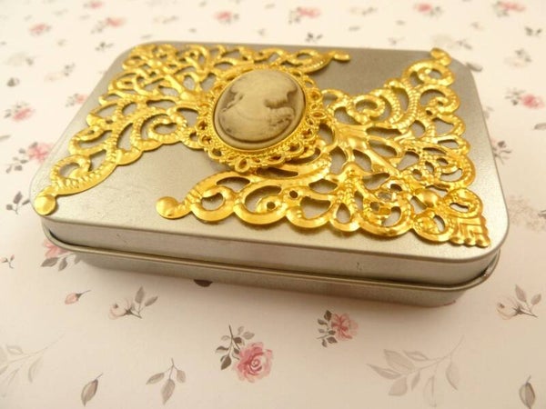 Edle Dose aus Metall silberfarben mit Kamee mit Dame gold Ornamente Aufbewahrung Schmuck Pillen Dekoration