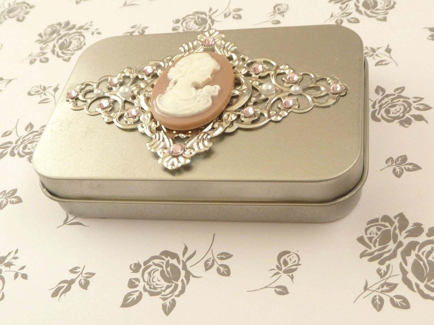 Edle Dose aus Metall silberfarben mit Kamee mit Dame rosa silber Ornamenten Aufbewahrung Schmuck Pillen Dekoration Mädchen Geschenkidee