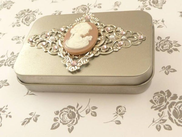 Edle Dose aus Metall silberfarben mit Kamee mit Dame rosa silber Ornamenten Aufbewahrung Schmuck Pillen Dekoration Mädchen Geschenkidee