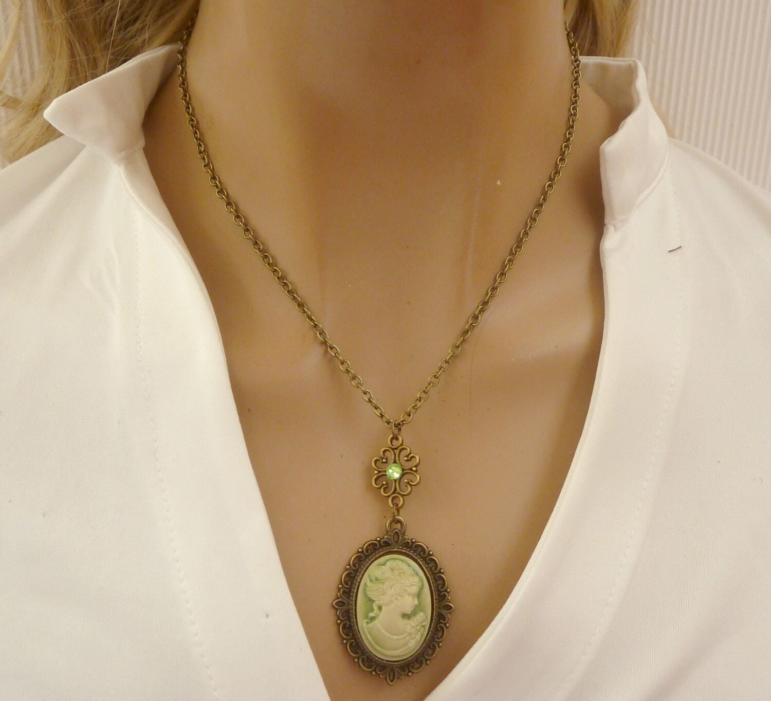 Halskette mit Kamee im Vintage Stil perlmuttgrün bronzefarben