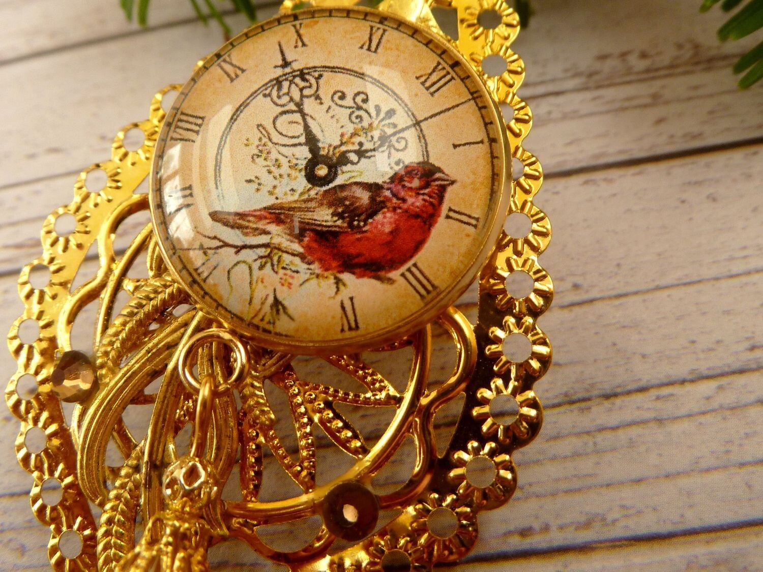 Winterlicher Deko-Anhänger mit Vogel und Ziffernblatt Tropfenform goldfarben