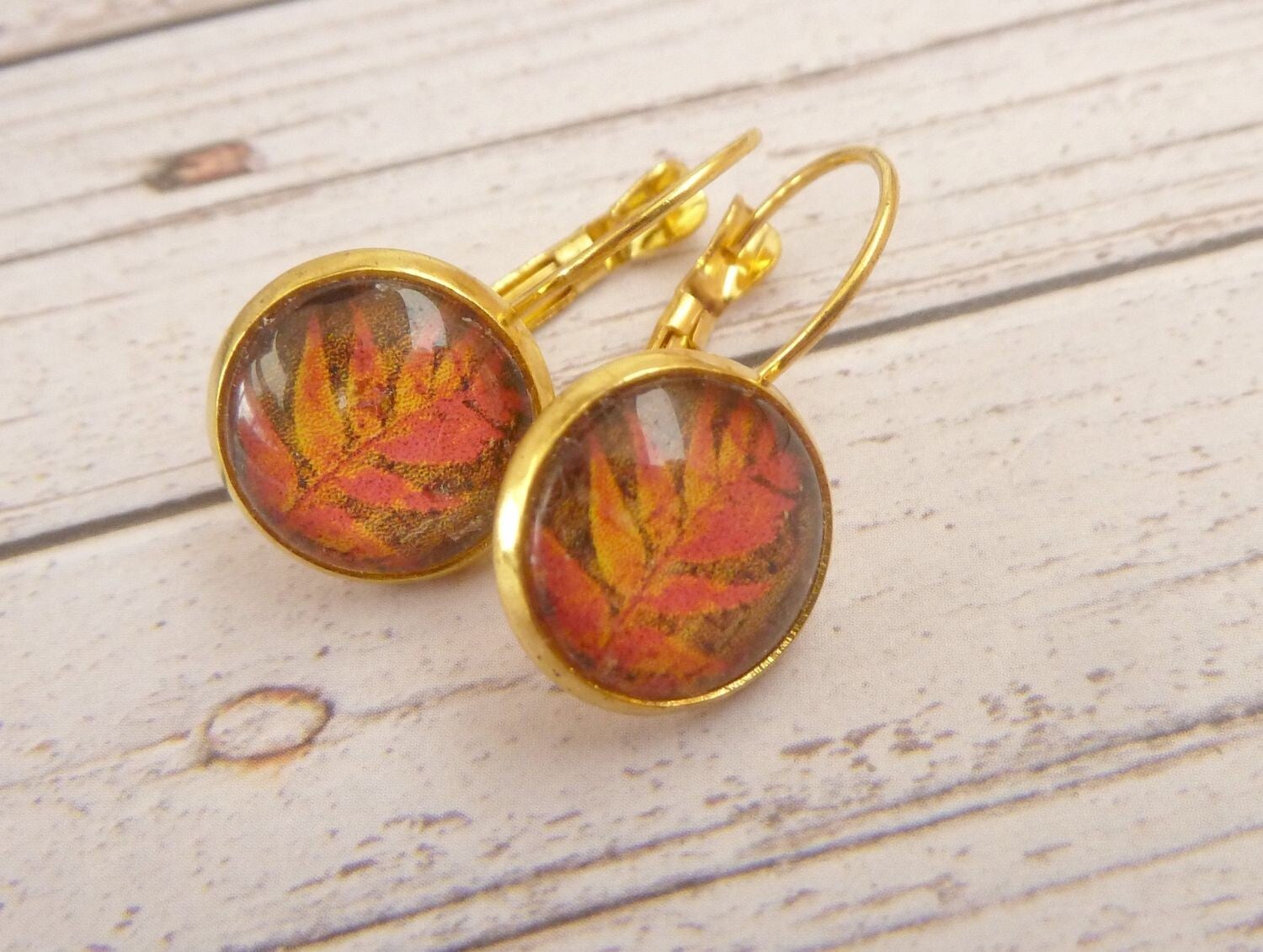 Edle Ohrringe mit Herbstblatt Motiv goldfarben