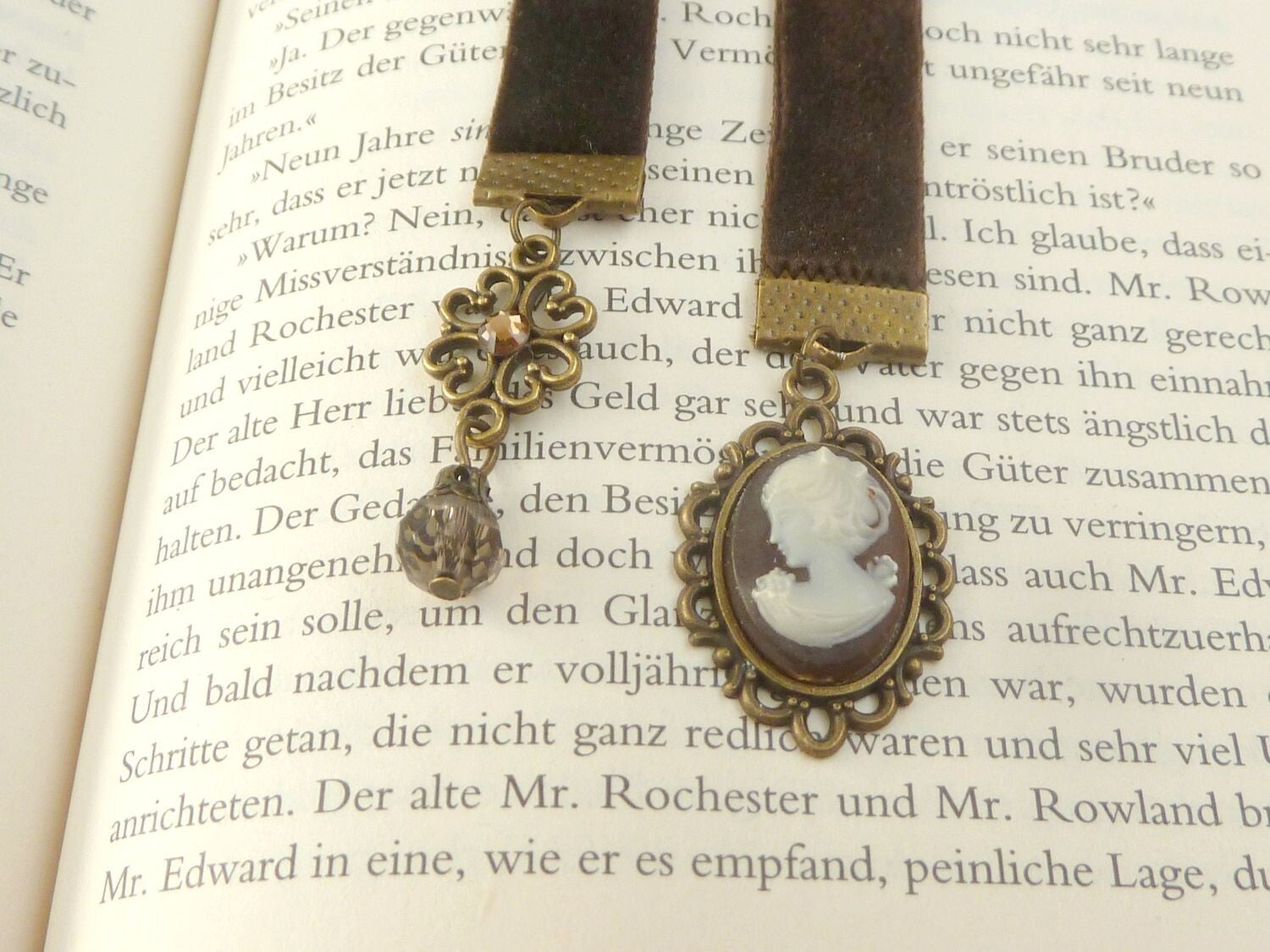 Edles Lesezeichen aus Samt mit Kamee mit Mädchen und Filigran  Charm dunkelbraun