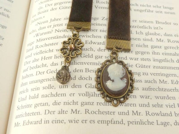 Edles Lesezeichen aus Samt mit Kamee mit Mädchen und Filigran  Charm dunkelbraun