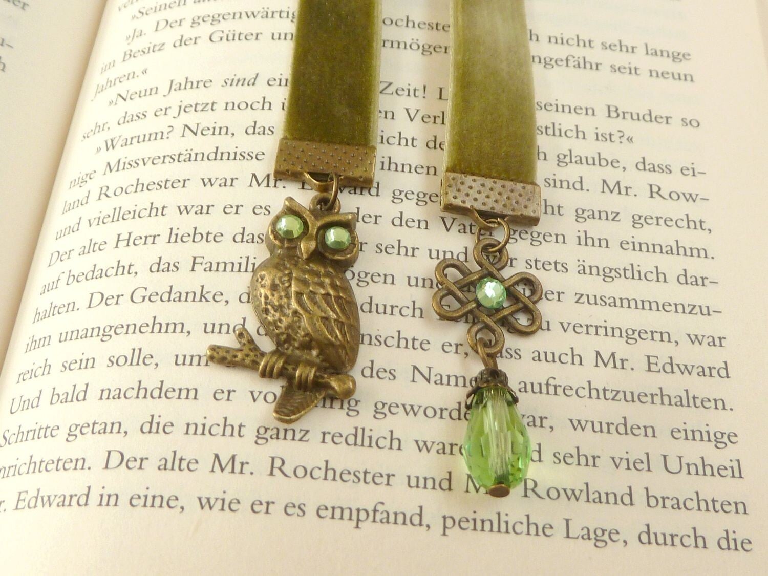 Edles Lesezeichen aus Samt mit Eule Ornament und Filigran  Charm olivgrün