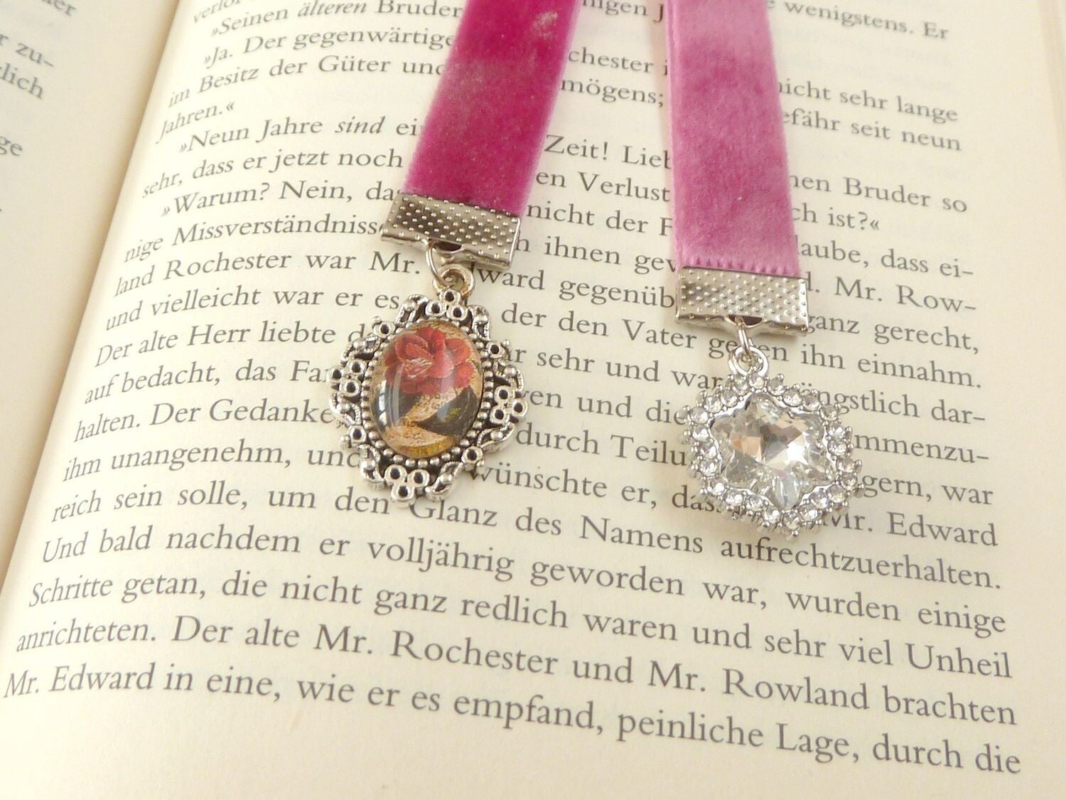 Edles Lesezeichen aus Samt mit Blüten Ornament und Glasjuwel pink silberfarben