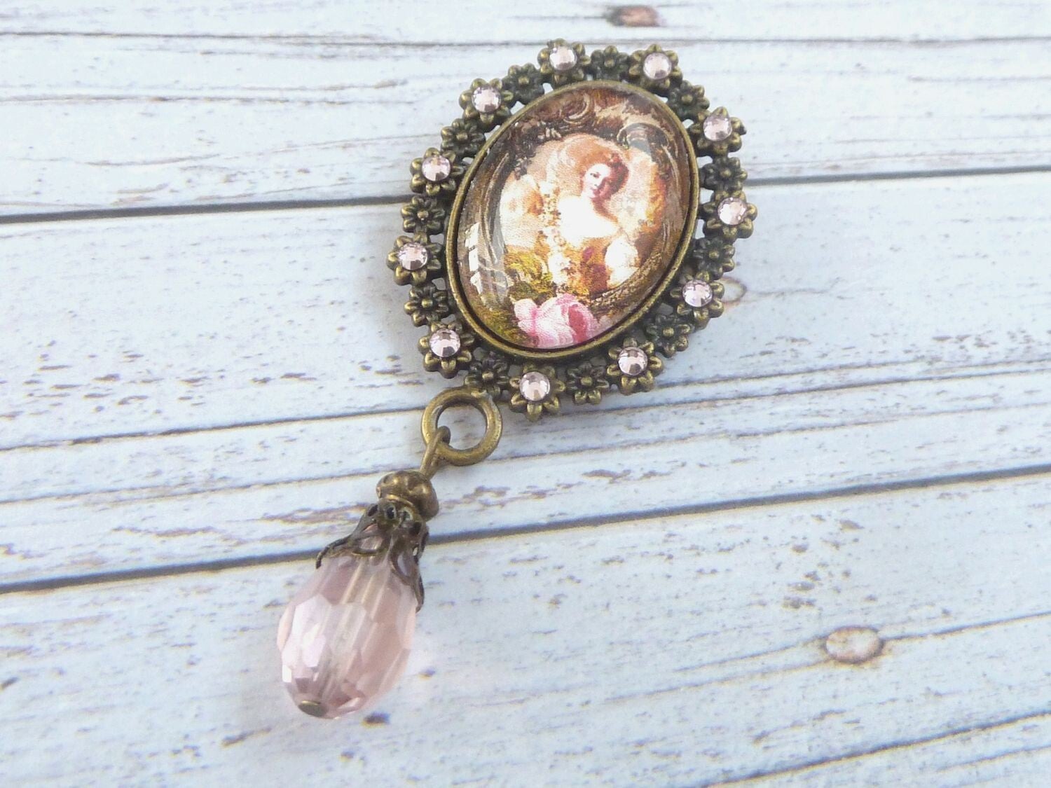 Brosche im Barock Design mit Dame rosa bronzefarben