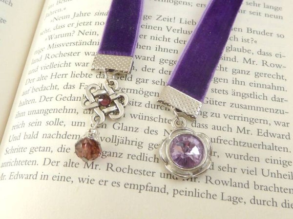Edles Lesezeichen aus Samt mit keltischem Knoten Ornament und Glasjuwel violett silberfarben