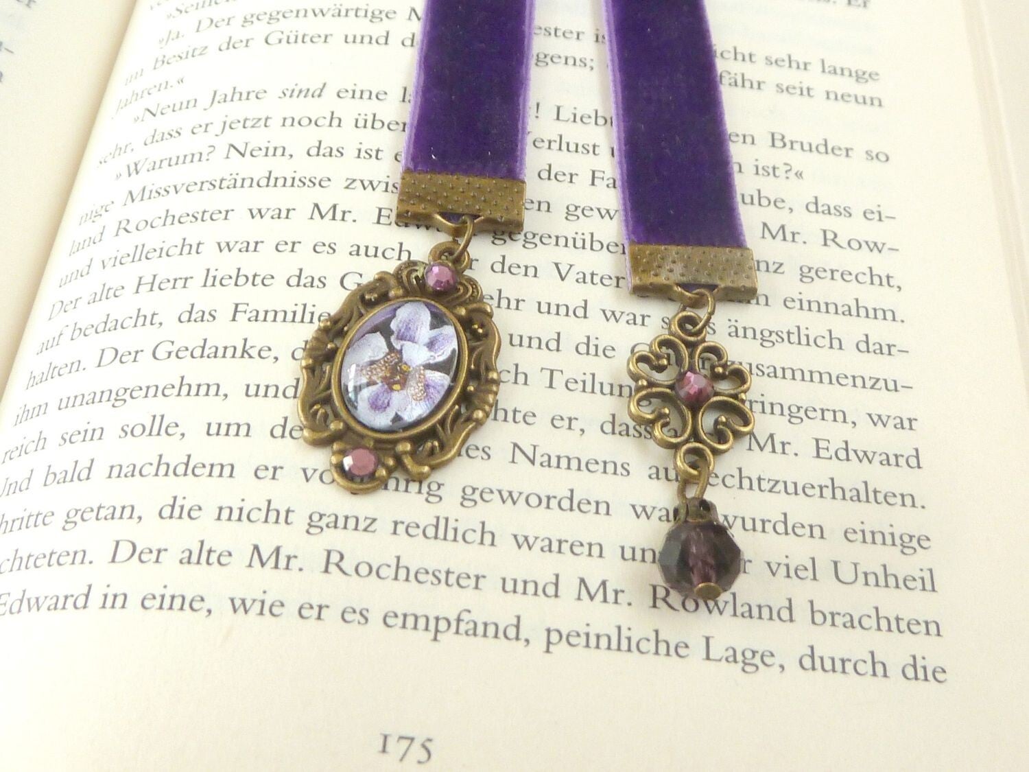 Edles Lesezeichen aus lila Samt mit keltischem Knoten Ornament und Orchidee Anhänger violett bronzefarben