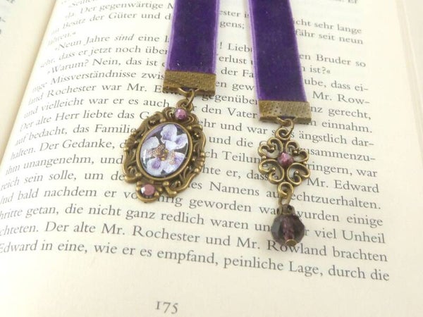 Edles Lesezeichen aus lila Samt mit keltischem Knoten Ornament und Orchidee Anhänger violett bronzefarben