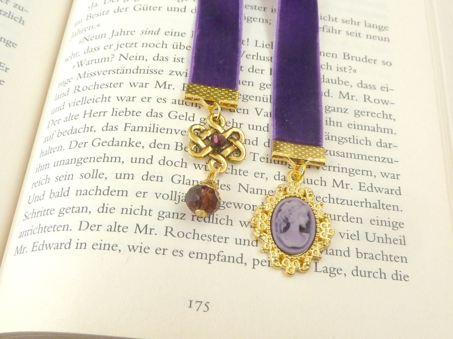 Edles Lesezeichen aus lila Samt mit keltischem Knoten Ornament und Kamee mit Dame Anhänger bronzefarben