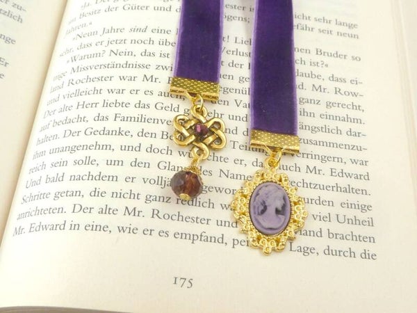 Edles Lesezeichen aus lila Samt mit keltischem Knoten Ornament und Kamee mit Dame Anhänger bronzefarben