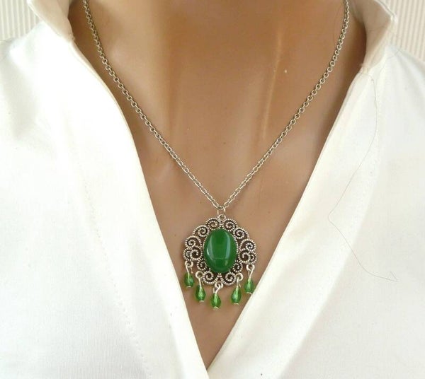 Edelstein Halskette mit Jade Cabochon mit Tropfenperlen grün silberfarben Boho Stil