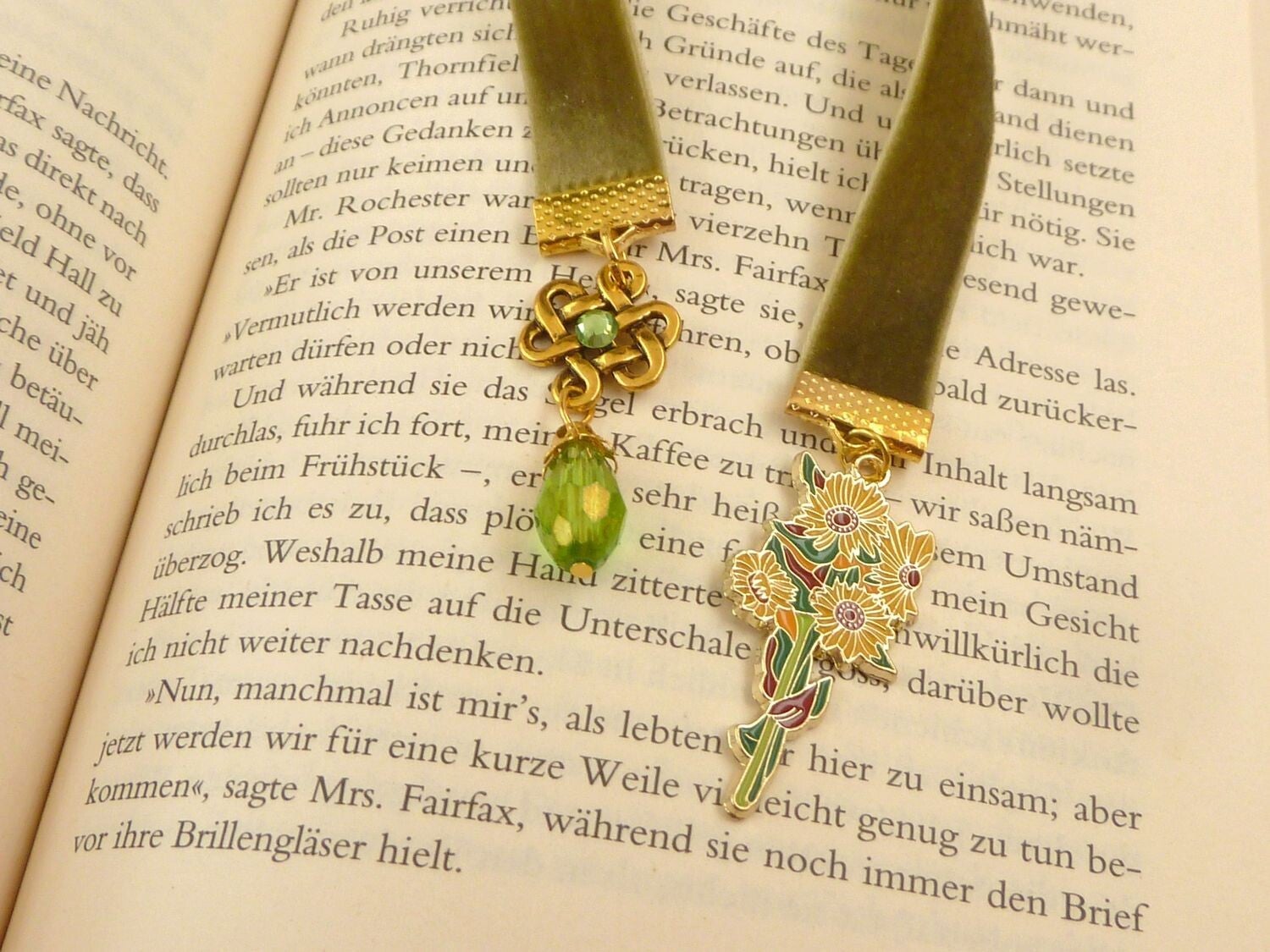 Edles Lesezeichen aus olivgrünem Samt mit keltischem Knoten Ornament
