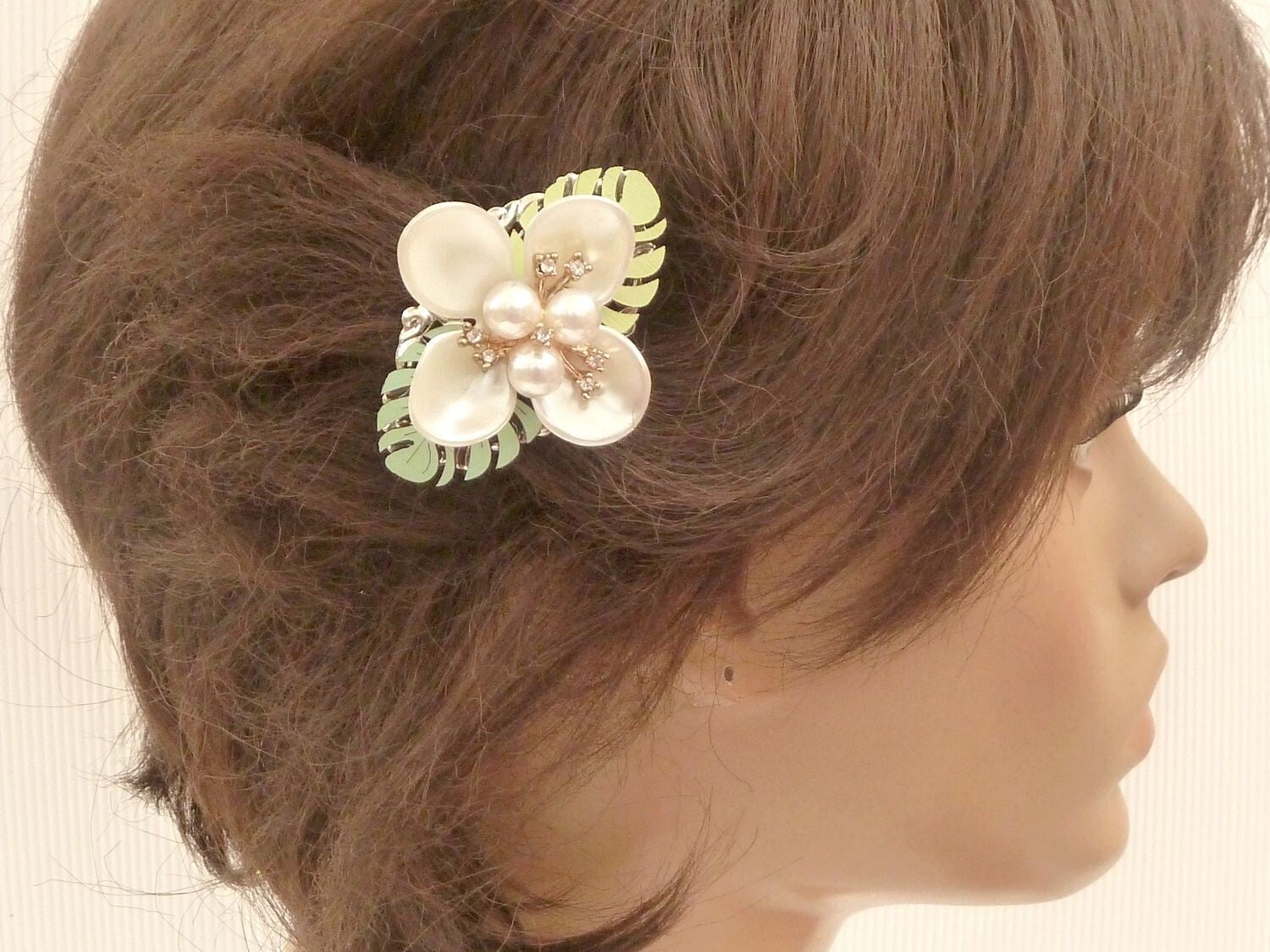 Edler Haarclip mit großer Perlenblüte und Holz Blatt Ornament grün weiß silberfarben