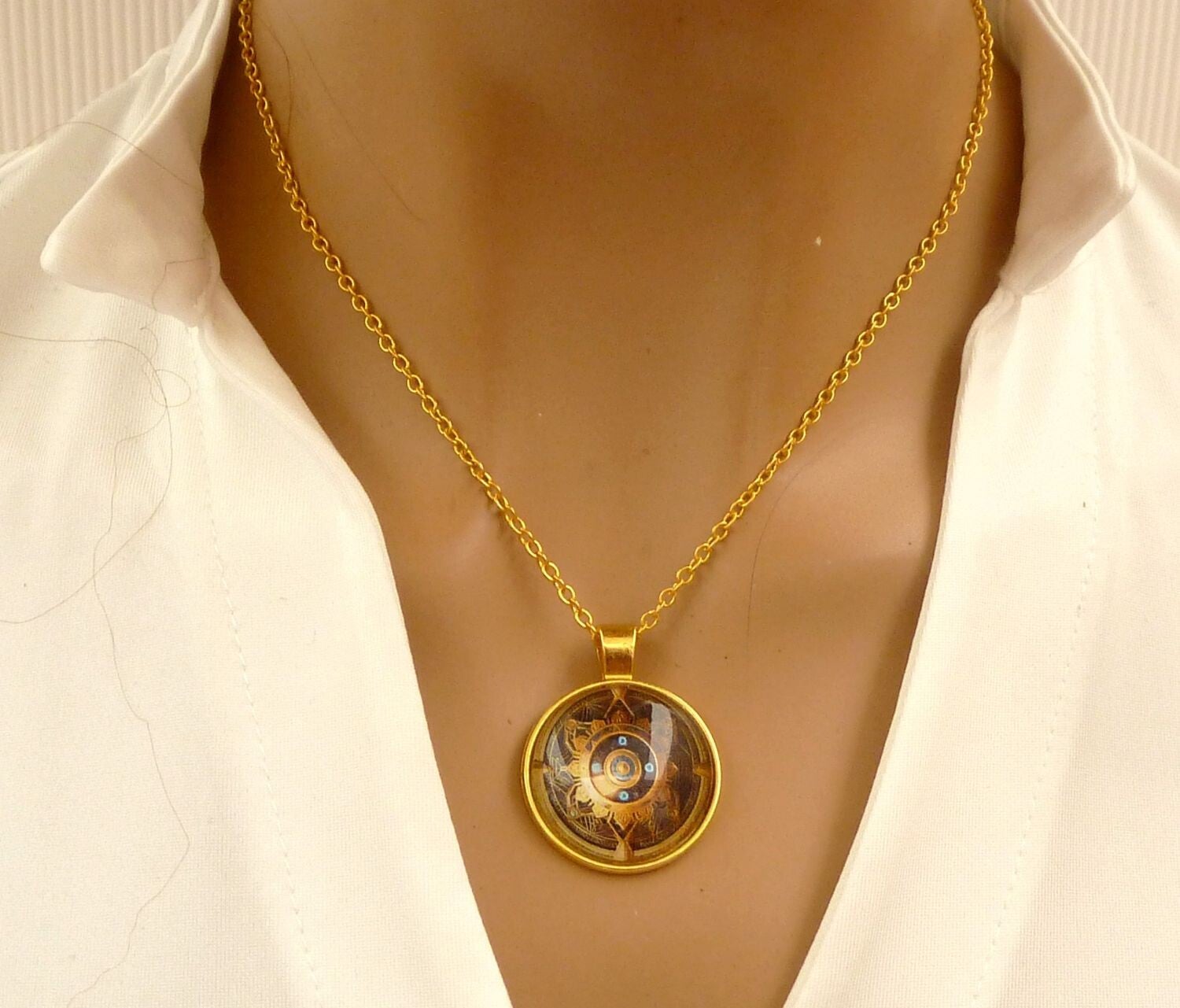 Halskette mit Steampunk Motiv goldfarben schlichter Schmuck Geschenk für sie und ihn