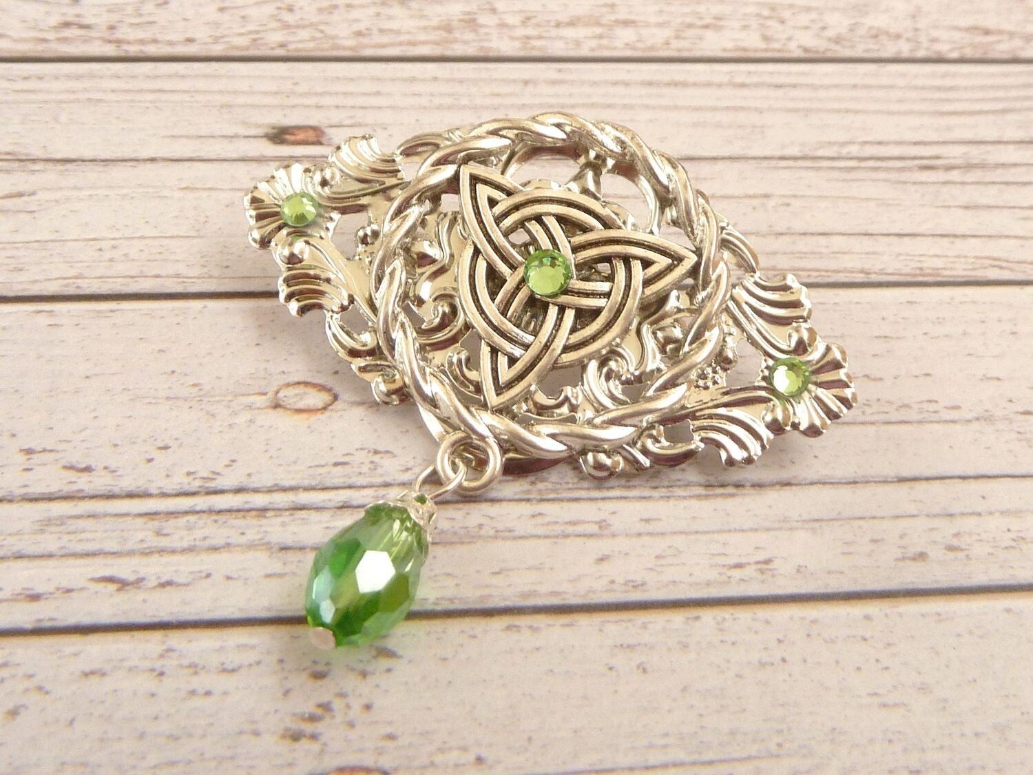 Brosche im Irland Stil mit keltischen Knoten silberfarben