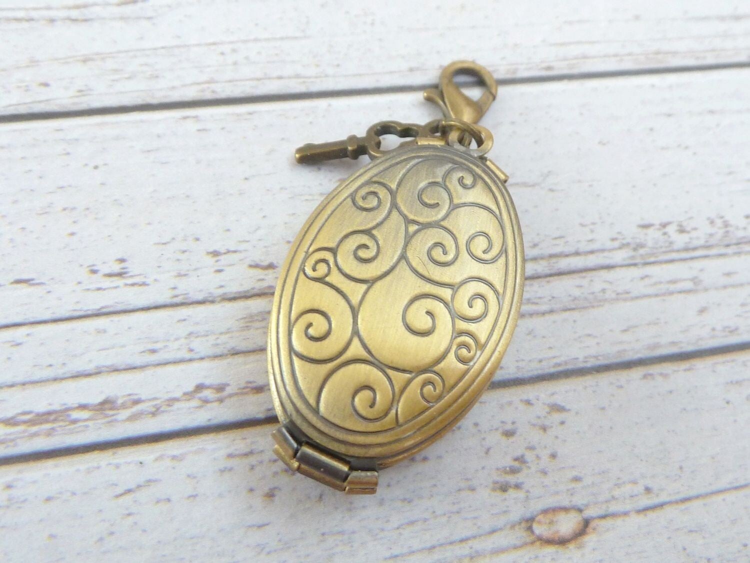 Edler Schmuckanhänger mit vierfach Medaillon und Schlüssel Charm bronzefarben