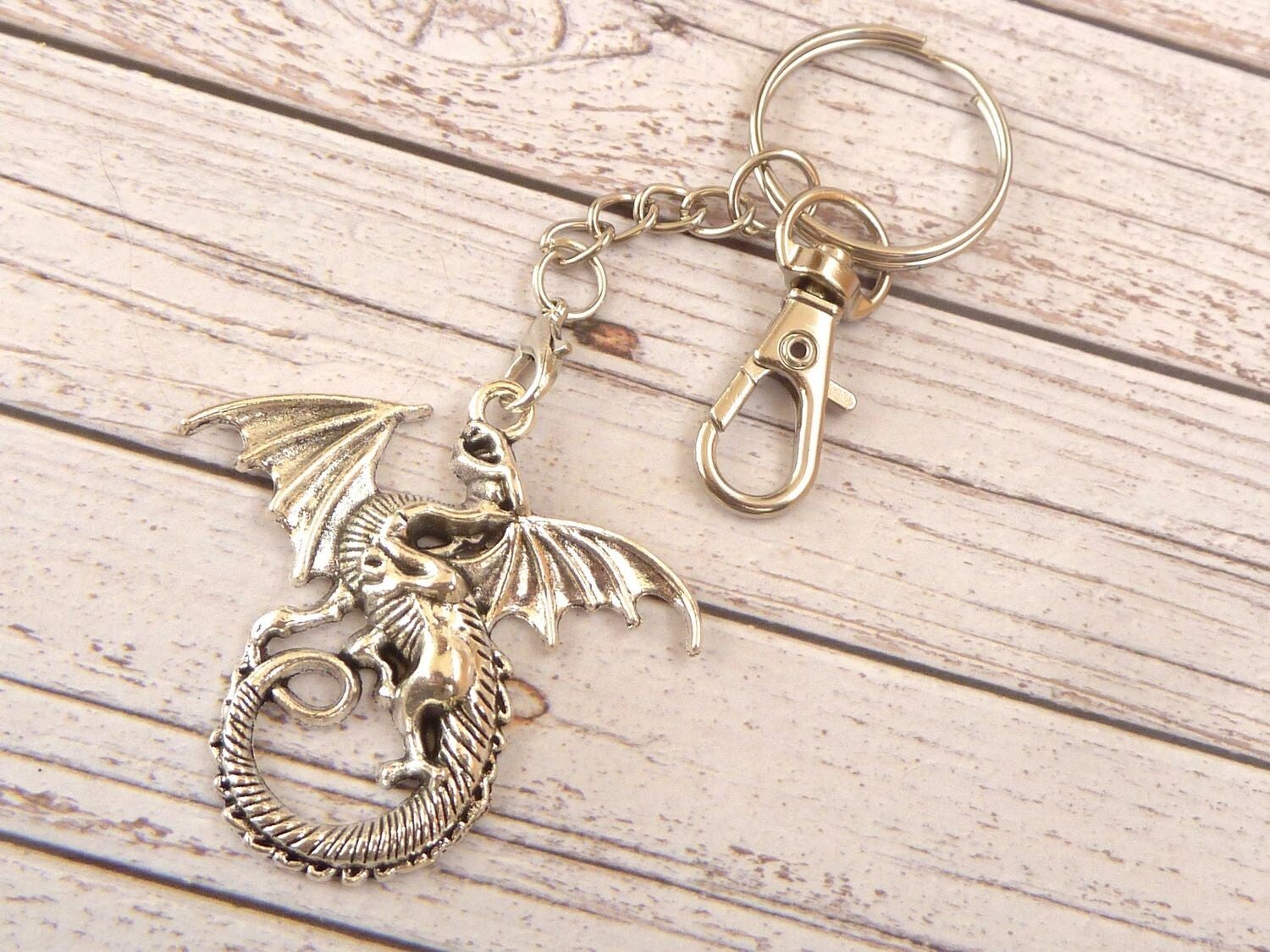 Schlüsselanhänger mit großem Drachen Charm silberfarben Geschenk für sie und ihn
