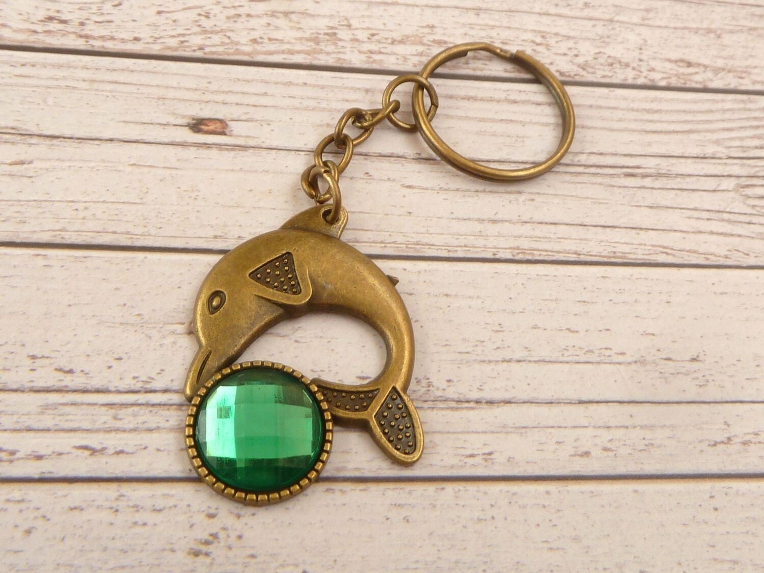Maritimer Schlüsselanhänger mit Delfin Motiv und Schmuckstein bronzefarben