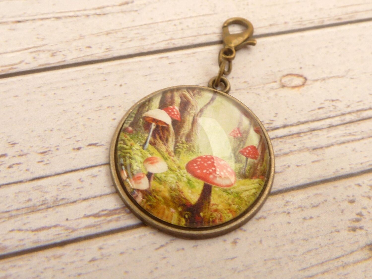 Natur Schmuckanhänger mit Wald und Pilzen Motiv bronzefarben