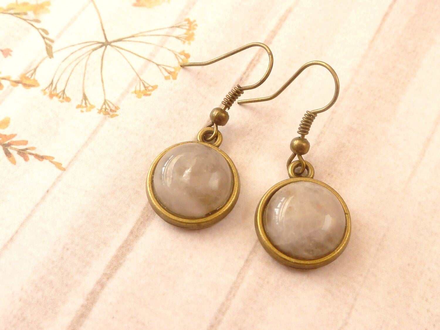 Runde Edelstein Ohrringe mit Rosenquarz Cabochons rosa bronzefarben