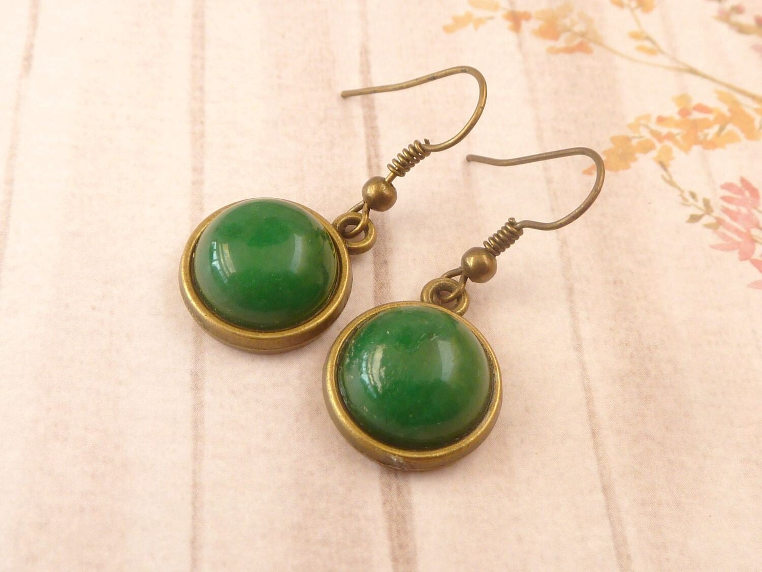 Runde Edelstein Ohrringe mit Jade Cabochons grün bronzefarben