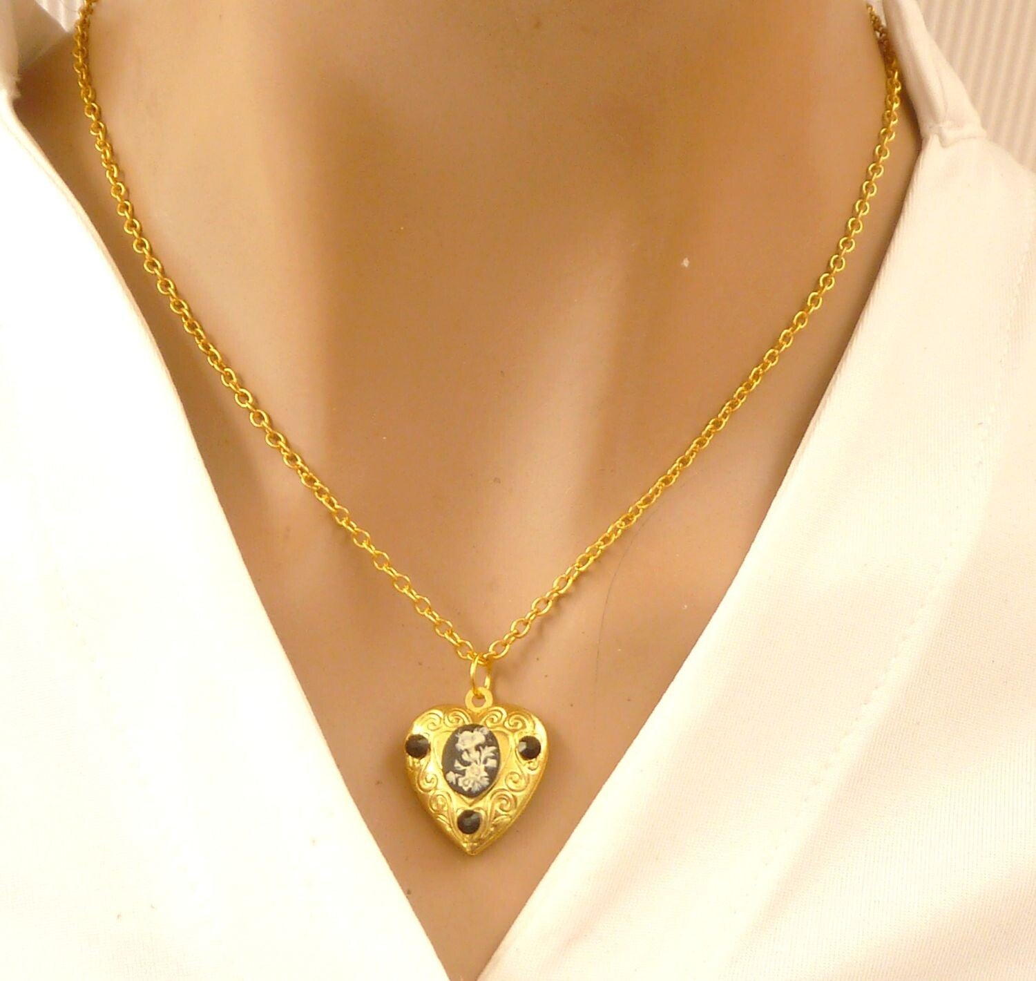 Zierliche Herz Medaillon Halskette mit kleiner Kamee mit Wildblumen goldfarben mit schwarzen Kristallen