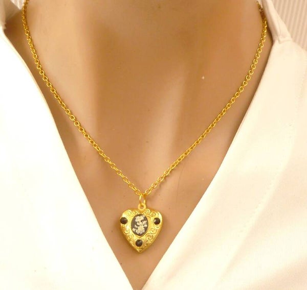 Zierliche Herz Medaillon Halskette mit kleiner Kamee mit Wildblumen goldfarben mit schwarzen Kristallen