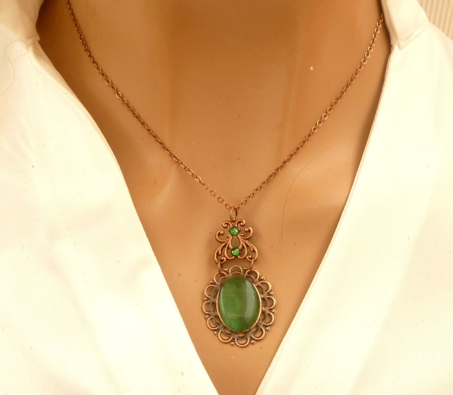 Halskette im Antik Stil mit Katzenauge Cabochon grün kupferfarben