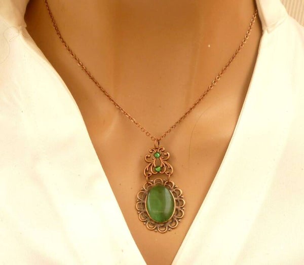 Halskette im Antik Stil mit Katzenauge Cabochon grün kupferfarben