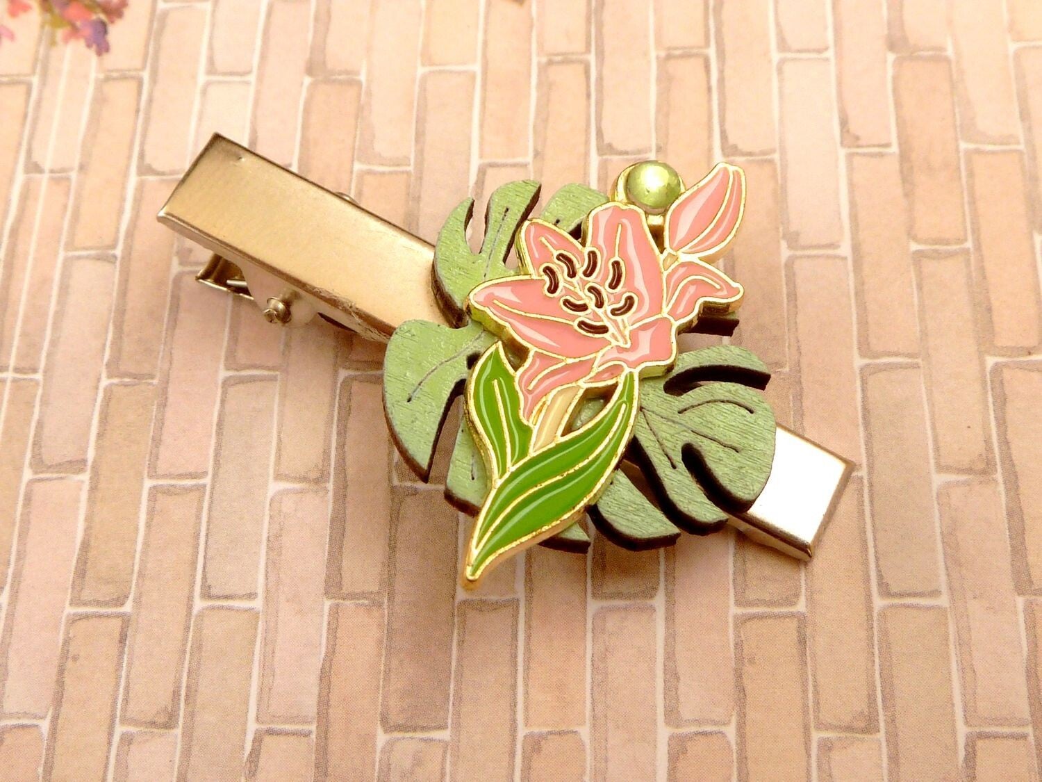 Kleiner Haarclip mit Emaille Lilie und Holzblatt silberfarben Zopf Haarschmuck