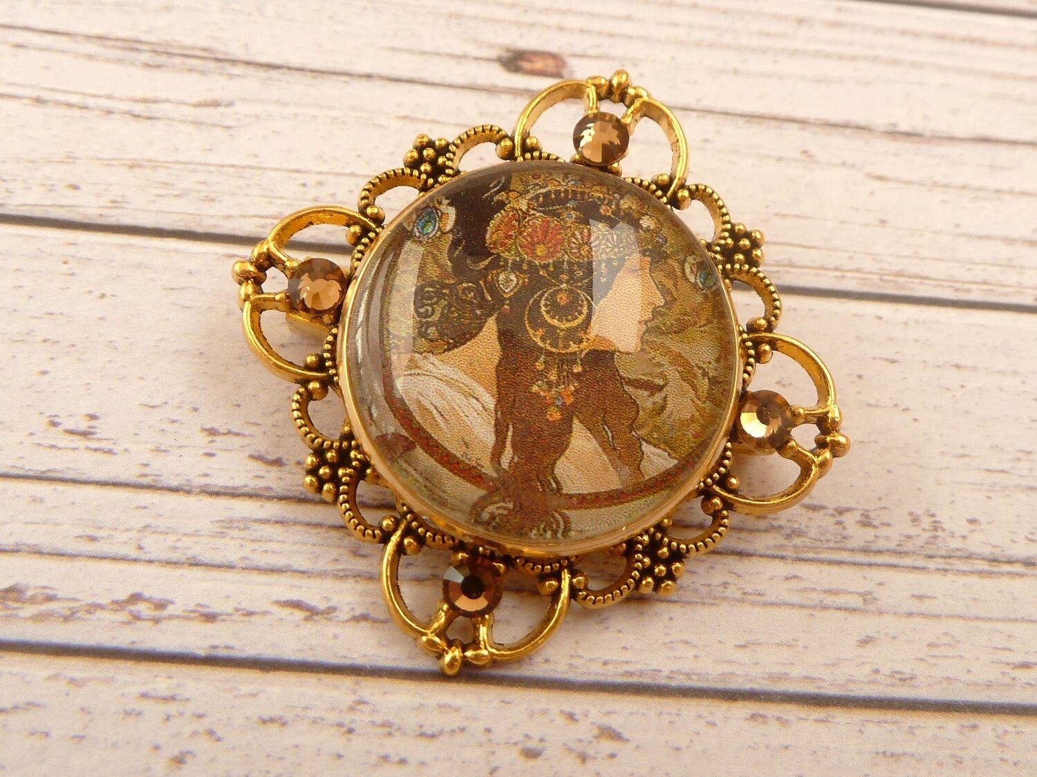 Brosche im Jugendstil Design mit Dame und Kopfschmuck goldfarben mit braunen Kristallen
