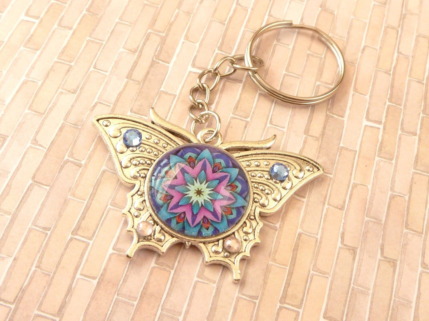 Schlüsselanhänger in Schmetterlingsform mit Mandala Motiv türkis silberfarben