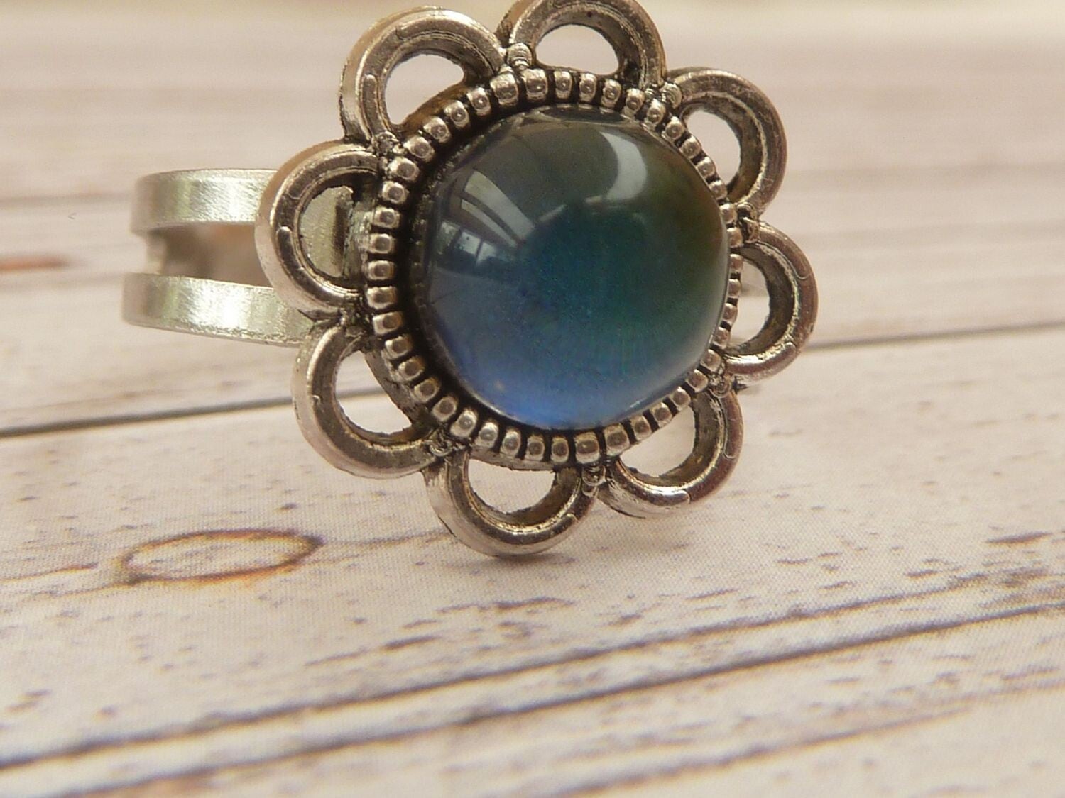 Kleiner Stimmungsring Farbwechsel temperatursensibler Glas Cabochon silberfarbene Ringschiene größenverstellbar