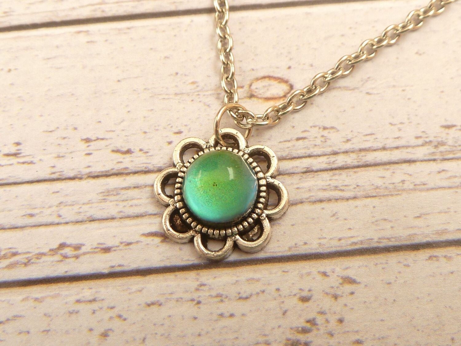 Zierliche Stimmungshalskette Farbwechsel temperatursensibler Glas Cabochon silberfarben Blüten Design