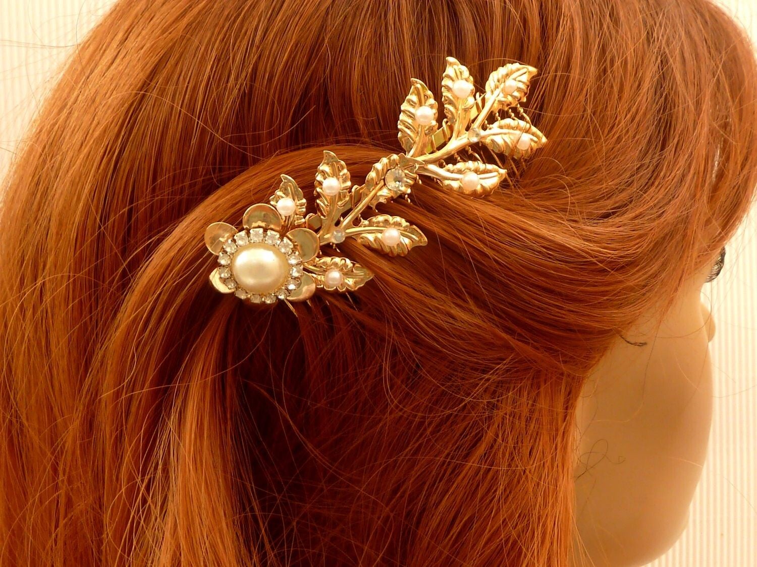 Romantischer Haarkamm mit Blüte und Blättern goldfarben Hochzeit Haarschmuck mit weißen Perlen und Strass Haar Accessoire