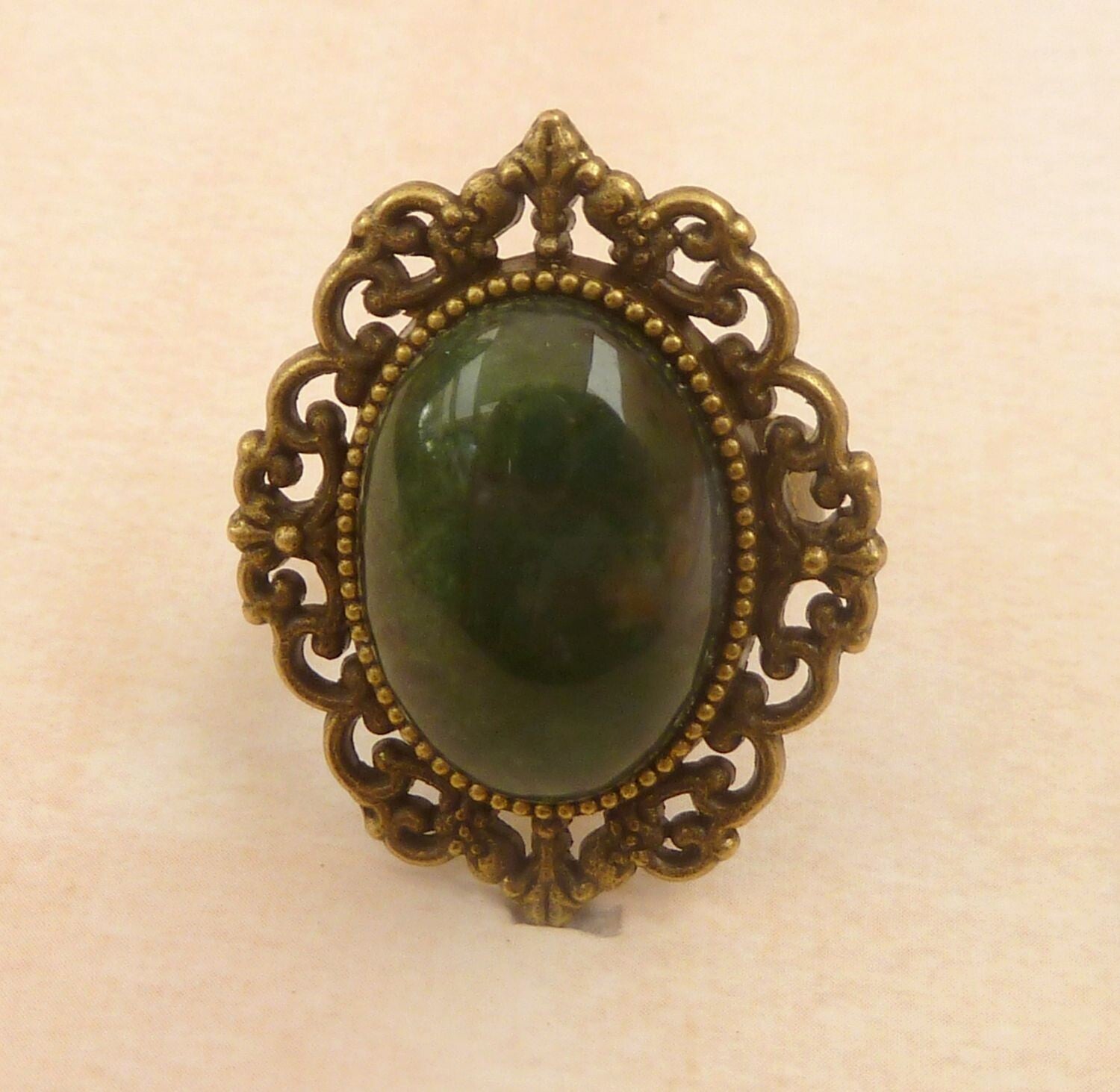 Eleganter Edelstein Ring mit Jade Cabochon bronzefarben Einzelstück