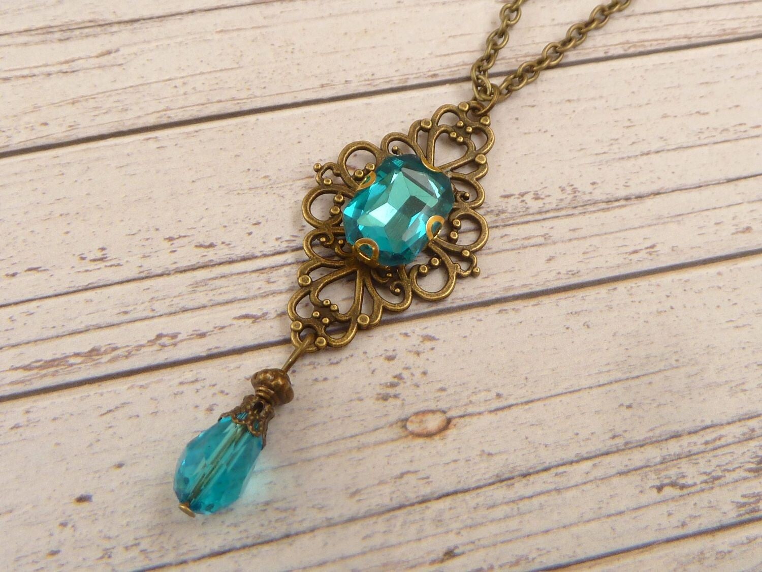 Halskette im Antik Stil bronze Rautenform mit facettiertem Glasjuwel