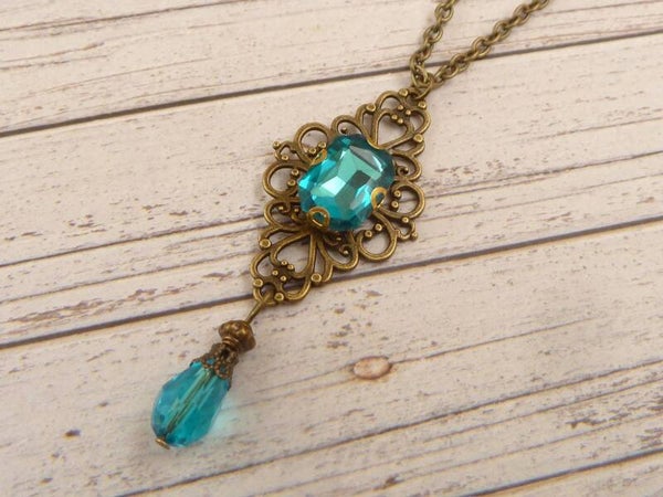 Halskette im Antik Stil bronze Rautenform mit facettiertem Glasjuwel