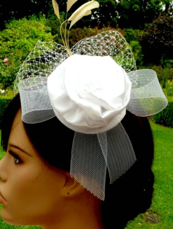 Weißer Fascinator Haarschmuck Kopfschmuck für die Braut Haarblüte mit Schleier und Federn Unikat