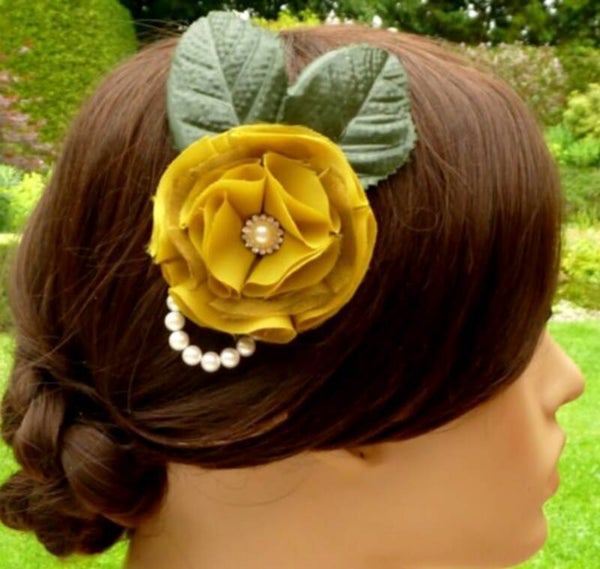 Edle Haarblüte Haarkamm Kopfschmuck in grün weiß komplett Handarbeit mit Muschelkernperlen