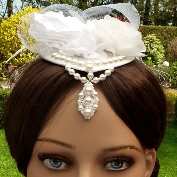 Braut Fascinator Kopfschmuck Stirnschmuck in weiß, mit Schleier, Blüten und Federn, handgearbeitet