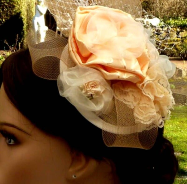 Fascinator Haarschmuck Kopfschmuck, Hochzeit Haarblüten, apricot orange Blüten, Schleier, Federn,