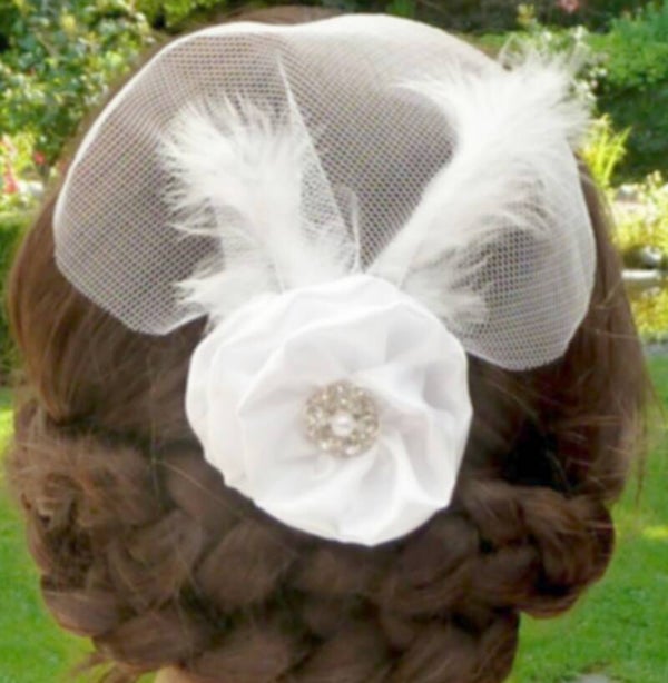Edle Hochzeits Haarblüte Fascinator Braut weiße Rose Stoffblüte Federn Tüll