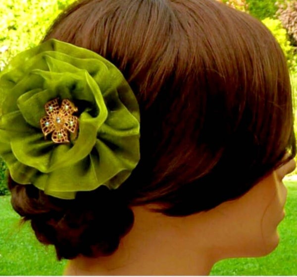Edle Haarblüte in grün aus Organza mit abnehmbarer Brosche 2 in 1 Schmuck Haarschmuck
