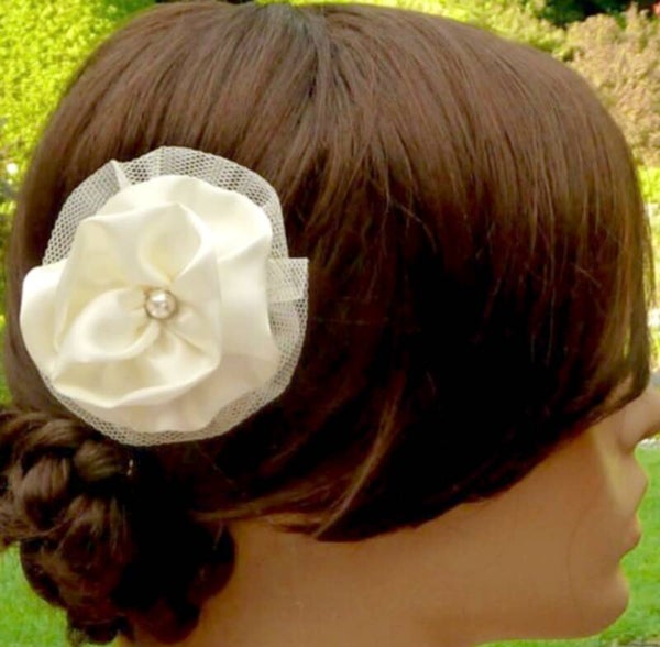 Edle Hochzeits Haarblüte Braut cremefarbene Rose Stoffblüte Tüll Satin