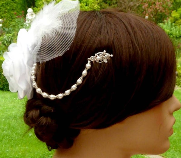 Edler Hochzeits Haarschmuck Kopfschmuck in weiß mit Blüte und Schleier